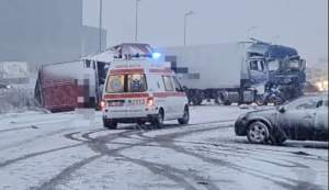 Accident grav în Neamț. Șase persoane au fost rănite, după ce două TIR-uri și două mașini s-au ciocnit. O victimă este în stop cardio-respirator / FOTO