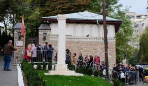 Mii de pelerini au venit la Mânăstirea Radu Vodă din Bucureşti. Credincioșii s-au adunat la racla Sfântului Nectarie unde s-au rugat pentru sănătate / FOTO