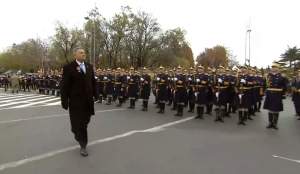 Klaus Iohannis a ajuns la parada de Ziua Națională a României. Președintele României a decalat programul recepției de 1 Decembrie pentru a pleca în Dubai / FOTO
