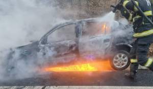 Panică pe o șosea din Botoșani! În urma unui accident, o mașină în care se aflau mai multe persoane a luat foc
