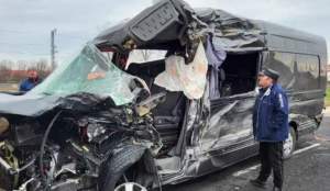 Accident grav în Ungaria! Un şofer a murit, după ce două microbuze românești s-au ciocnit / FOTO