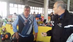 VIDEO / Scandal SÂNGEROS! Bărbat lovit cu toporul în cap într-o piaţă din Timiş