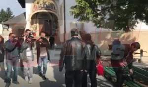 VIDEO /  Azi e parastasul de 40 de zile al Ilenei Ciuculete. Primele imagini cu Cornel Galeş la biserică