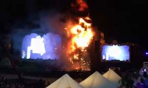 VIDEO / Şi-au văzut moartea cu ochii la un festival de muzică! 22.000 de oameni, evacuaţi după ce scena a luat foc