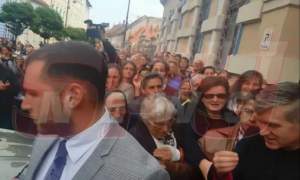 Scandal Monstru în faţa Mitropoliei Ardealului! Susţinătorii lui Cristian Pomohaci s-au luat la bătaie / VIDEO