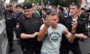 Avocatul lui Alexei Navalnîi a fost arestat! Vasili Dubkov a fost alături de mama lui, pentru a prelua trupul fiului