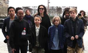 FOTO / Angelina Jolie, din ce în ce mai slabă, dar cu întreaga familie alături de ea! Cum s-a ferit în public