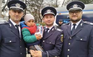 Radu Ayan, copilul dispărut din Botoşani, întâlnire emoționantă cu poliţiştii care l-au găsit în pădure. Micuțul s-a întâlnit cu salvatorii de Ziua Poliţiei Române / FOTO