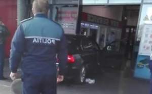 VIDEO / Șocant! Filmarea cu momentul producerii atacului din Brăila. Șoferul drogat a intrat cu mașina în mulțimea de la mall