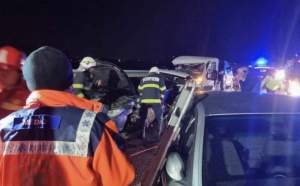 Accident rutier cumplit pe A1, la ieșirea spre localitatea Cisnădie. A fost activat planul roșu de intervenție, după ce șase mașini au fost implicate / FOTO
