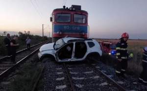 Accident cumplit în Buzău! Trei persoane și-au pierdut viața, după ce mașina în care se aflau a fost lovită de tren / FOTO