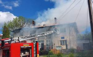 Panică într-o primărie din Dolj! Clădirea a fost cuprinsă de flăcări. Pompierii intervin cu mai multe autospeciale / FOTO
