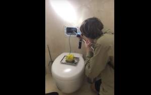 VIDEO / Şocant. Ce secret ascundea toaleta care îşi trăgea singură apa
