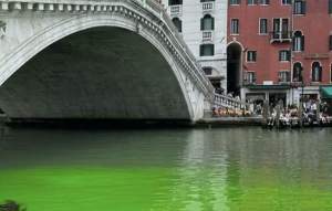 Fenomen uimitor în Veneția! Apa de pe Marele Canal s-a colorat în verde fluorescent / FOTO