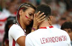 FOTO / Polonia a debutat cu o înfrângere la Campionatul Mondial, iar Robert Lewandowski a fost consolat de soţie! Sărut pasional cu superba Anna