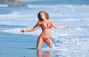 FOTO / O actriţă celebră, surprinsă aproape dezbrăcată la plajă! IMAGINI INCENDIARE!