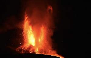 A erupt Vulcanul Etna din Sicilia. Italia a ridicat nivelul de alertă / FOTO