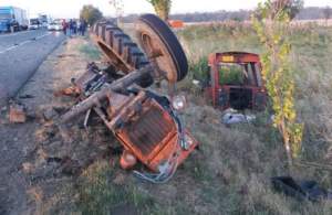 Un TIR, o autoutilitară și un tractor s-au făcut praf pe DN2! Trei persoane au fost rănite