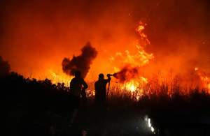 Știrile Antena Stars. Incendii de vegetație în Turcia. Românii, evacuați din camerele de hotel: „Am stat pe plajă câteva ore” / VIDEO
