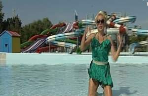 Imagini de senzaţie cu Rocsana Marcu la piscină, în timpul emisiunii "Star Matinal". Fără sutien, a intrat în apă, iar ce a lăsat la vedere E HOT, HOT, HOT