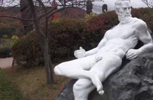 VIDEO / Poftiţi în lumea penisurilor! Organe sexuale sculptate peste tot! Aşa arată cel mai ciudat parc din lume