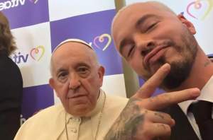 J Balvin s-a fotografiat cu Papa Francisc. Cântărețul a spus că a făcut poze cu Suveranul Pontif în stilul „latino gang” / FOTO