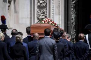 O româncă stabilită în Italia, arestată în timpul funeraliilor lui Silvio Berlusconi. Tânăra în vârstă de 21 de ani ar fi încercat să fure
