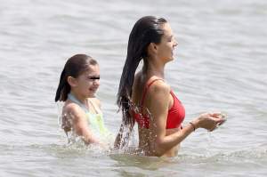 FOTO INCENDIAR /  Una dintre cele mai frumoase femei din lume a făcut senzaţie la plajă! Are doi copii, dar corp de model