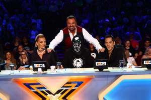 FOTO / Au început filmările pentru cel de-al şaptelea sezon „X Factor”! Brenciu continuă seria glumelor pe seama colegilor lui