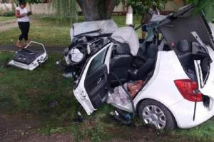 FOTO&VIDEO / Accident cumplit în Brăila. O tânără de 25 de ani a murit pe loc, după ce mașina a fost ruptă în două de un copac