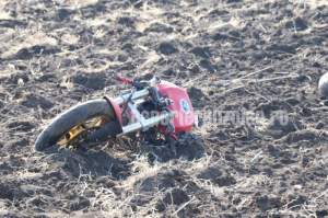 Accident devastator în Buzău. Motocicleta pe care se afla Mihai a fost făcută bucăţele, după ce tânărul a intrat pe contrasens