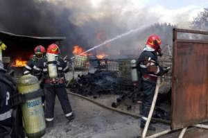 Incendiu devastator, în urmă cu puţin timp, în Vâlcea. Flăcările au izbucnit la un depozit cu materiale de construcții