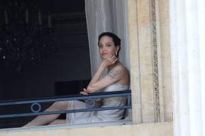 Angelina Jolie, ipostaze incredibile, la balconul hotelul unde era cazată. FOTO