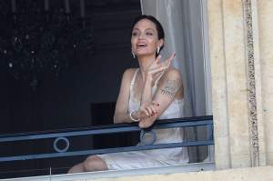 Angelina Jolie, ipostaze incredibile, la balconul hotelul unde era cazată. FOTO