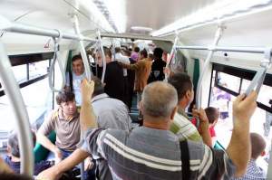 Călătorii dintr-un autobuz din București au fost amenințați cu briceagul de către un bărbat beat. Pasagerii au cerut ajutorul jandarmilor