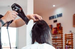 Uscarea părului cu feonul. Mituri și greșeli frecvente care îți pot distruge părul