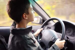 Un copil de 11 ani a condus un autoturism pe străzile din Olt. Băiatul s-a urcat la volanul mașinii și a plecat pe cont propriu