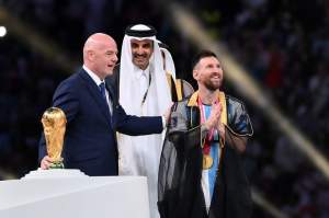 "Nu poți să te îmbraci în fantomă!". Lionel Messi a fost obligat să poarte roba tradițională din Qatar la festivitatea de premiere  / FOTO