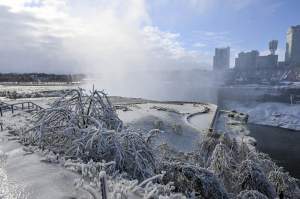 Cascada Niagara din SUA a înghețat. Un curcubeu a fost surprins de turiști / FOTO