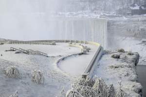 Cascada Niagara din SUA a înghețat. Un curcubeu a fost surprins de turiști / FOTO