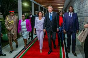 Ținuta aleasă de Carmen Iohannis în vizita oficială din Kenya. Prima Doamnă a României a strălucit în vestimentația aleasă / FOTO