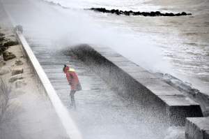 Furtuna Ciaran a făcut prăpăd în Europa! Vântul a bătut cu 200 km/h, iar oamenii nu au putut să iasă din  casă / FOTO