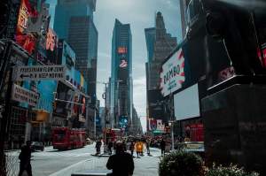 Cinci motive ca să nu-ți petreci Anul Nou în Times Square din New York. De ce să alegi altă destinație