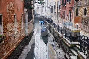 Canalele din Veneția au secat. Imaginile cu gondolele scufundate au făcut înconjurul lumii / FOTO