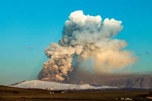 Cod roșu de aviație! Un vulcan cunoscut a erupt înainte de Paște / FOTO