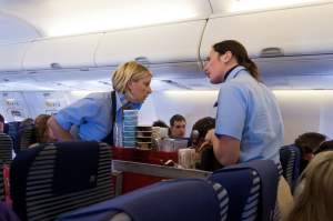 O stewardesă a făcut o amenințare cu bombă în avion! Femeia voia să îl oprească pe fostul ei iubit să plece cu noua lui parteneră
