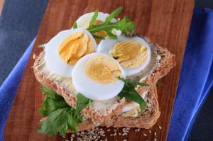 De ce nu e bine să mănânci ouă dimineața. Greșeala pe care o fac mulți români