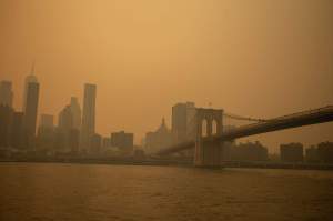 Fumul provocat de incendiile din Canada ajunge în România. Cerul din New York a fost acoperit de „norii” toxici