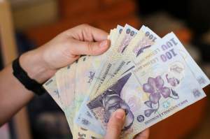 Cine sunt românii care vor primi salarii mai mari din 1 august! Veniturile lor cresc semnificativ