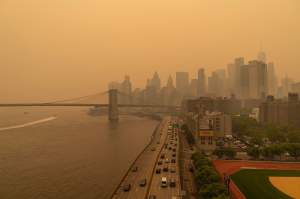 Imagini apocaliptice la New York! Oamenii nu mai ies din casă, pentru că nu mai pot respira / VIDEO